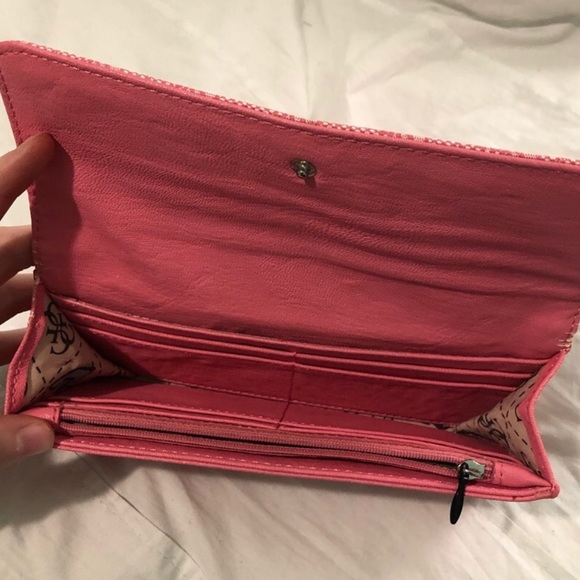 Authentic Guess Wallet - Picture 7 of 8